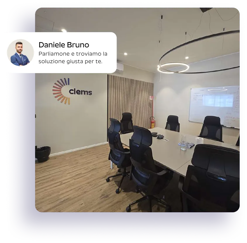 Sala riunioni moderna con logo Clems e sedie ergonomiche.