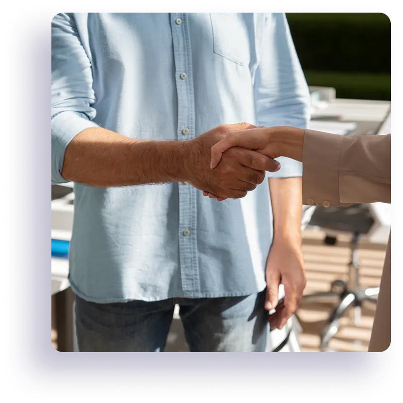 tretta di mano tra due persone a simboleggiare una partnership.