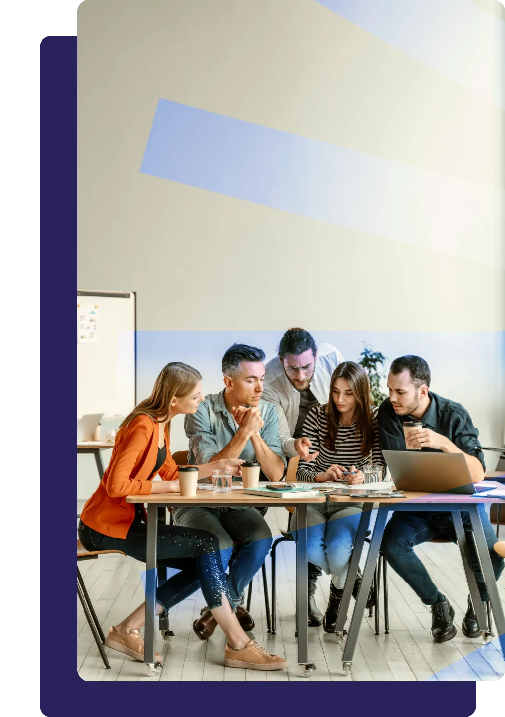 eam multidisciplinare che collabora a un progetto attorno a un tavolo.
